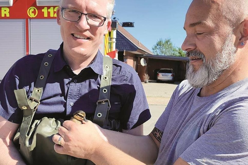 Tierisch guter Einsatz der Freiwilligen Feuerwehr Fissau-Sibbersdorf, die zwei Entchen glücklich aus dem Regenwasserkanal gerettet hat.