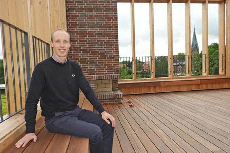 Bosse Willenberg auf der Dachterrasse, wo ab dem 1. Juli Leben einziehen wird.