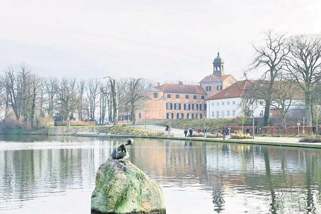 Der Große Eutiner See mit dem imposanten Eutiner Schloss im Hintergrund.