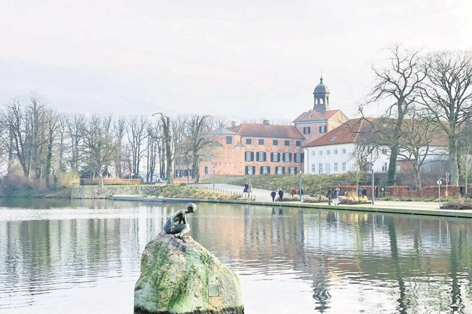 Der Große Eutiner See mit dem imposanten Eutiner Schloss im Hintergrund.