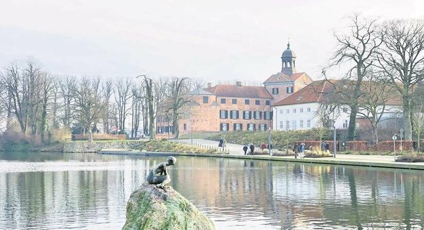 Der Große Eutiner See mit dem imposanten Eutiner Schloss im Hintergrund.