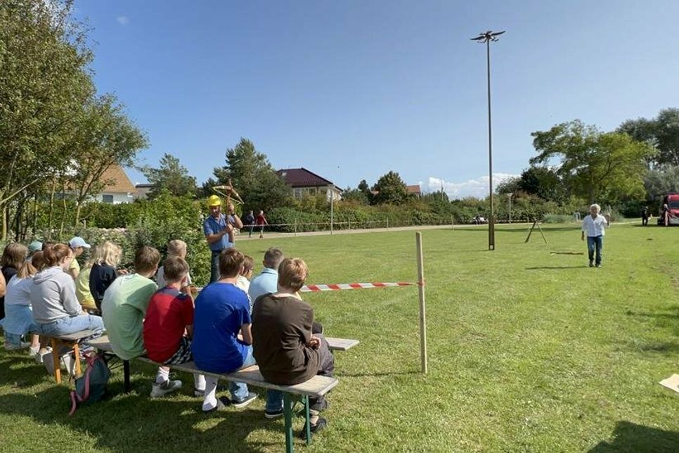 Die großen Kinder durften mit der Armbrust auf den Holzvogel schießen.