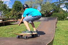 Auf der mobilen Skateranlage können sich sportlich Aktive ausprobieren.