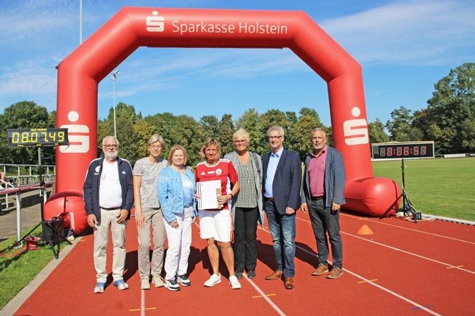 Heiko Struck OSV 1. Vors., Frau Kamrath-Beyer KSV Vors., Jutta Voigt stellv. Vors., Dagmar Brunner, Kreispräsidentin Frau Petra Kirner, Stephan Doormann, Sparkasse Holstein, Jörg Saba Oldenburgs Bürgermeister
