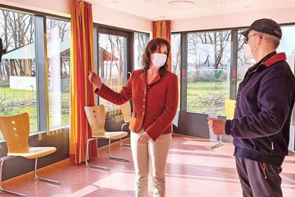 Landrätin Stephanie Ladwig lässt sich vom Leiter, Jan-Ulrich Röder, das Plöner Impfzentrum zeigen.