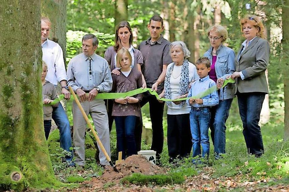 Viele Menschen sorgen vor, indem sie sich zu Lebzeiten für eine Bestattung in der Natur als Alternative zum traditionellen Friedhof entscheiden. Foto: djd/Friedwald