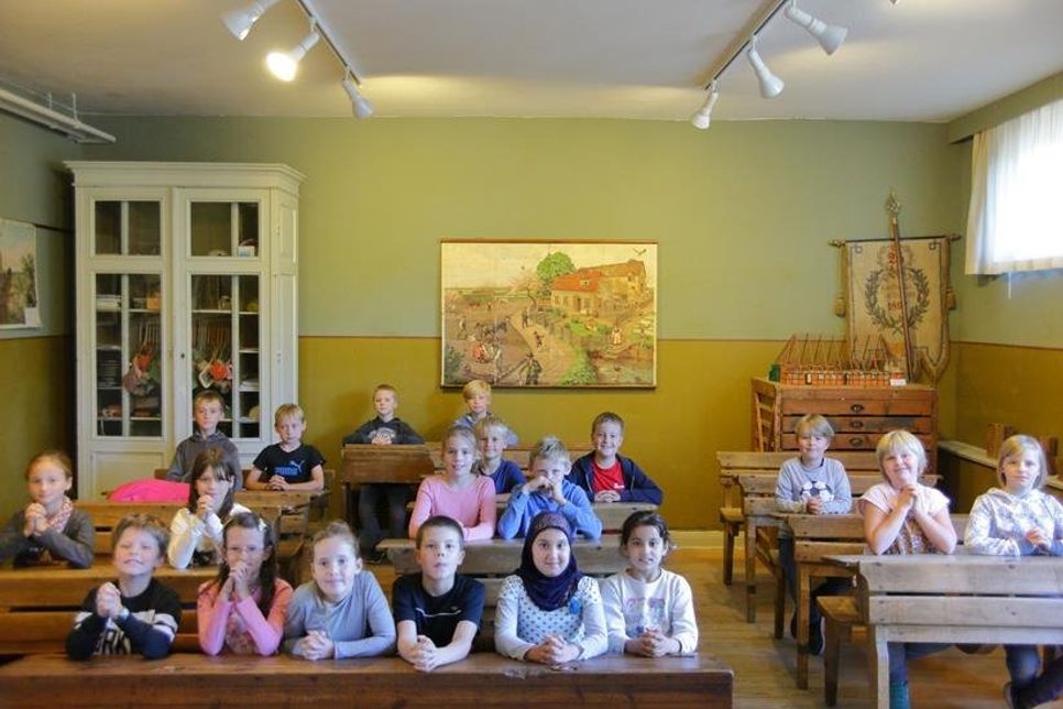 „Hände falten, Schnabel halten“ lautete eine der Regeln, an die sich die Schüler im ausgehenden 19. Jahrhundert zu halten hatten. Die Schüler der Friedrich-Hiller-Schule bekamen bei ihrem Besuch einen Eindruck der damaligen Sitten.