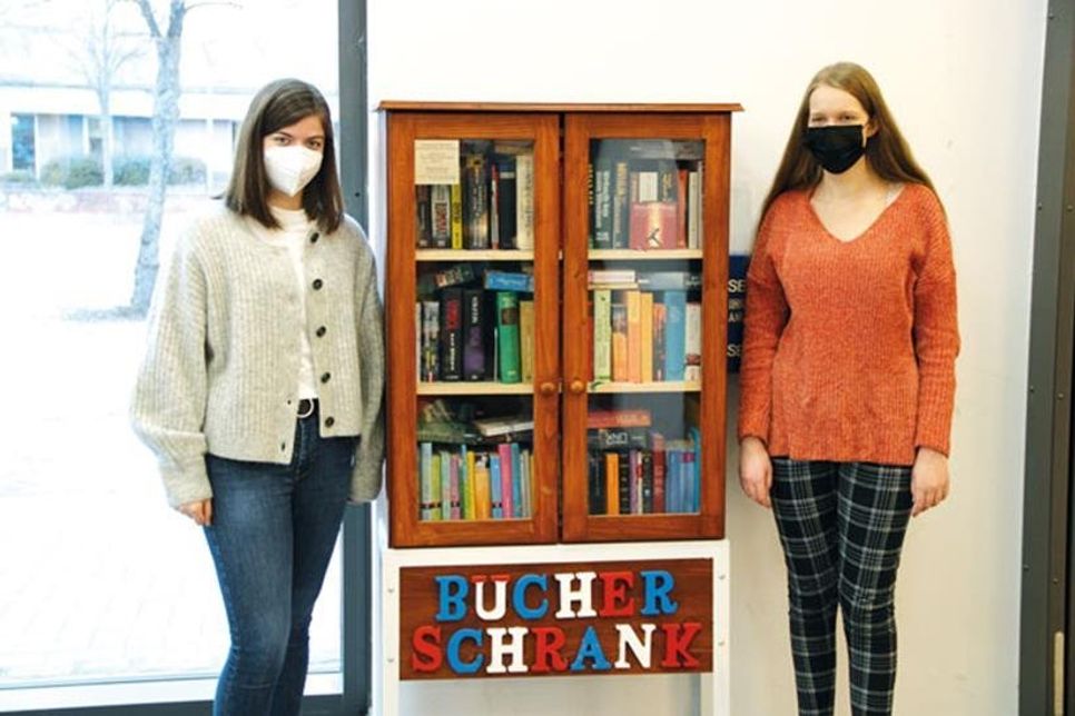 Anna Quäck und Alicia Harms hatten die Idee für einen Bücherschrank in Oldenburg. „Leseratten“ sind herzlich zur kostenlosen Nutzung eingeladen. Der Standort des Schrankes ist gut zugänglich im Q1 (Ecke Schauenburger Straße / Göhler Straße) im Vorbereich von dm und Aldi. Inzwischen sind öffentliche Bücherschränke zum anonymen Austausch von Literatur sehr beliebt und sogar Themen für unterschiedlichste Wettbewerbe.