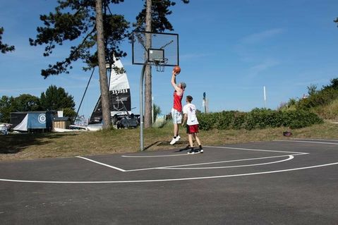 Test bestanden: Der Kellenhusener Lukas Hoepke, ehemaliger Profi-Spieler beim Mitteldeutschen Basketball Club, hat den sanierten Basketballplatz bereits getestet.
