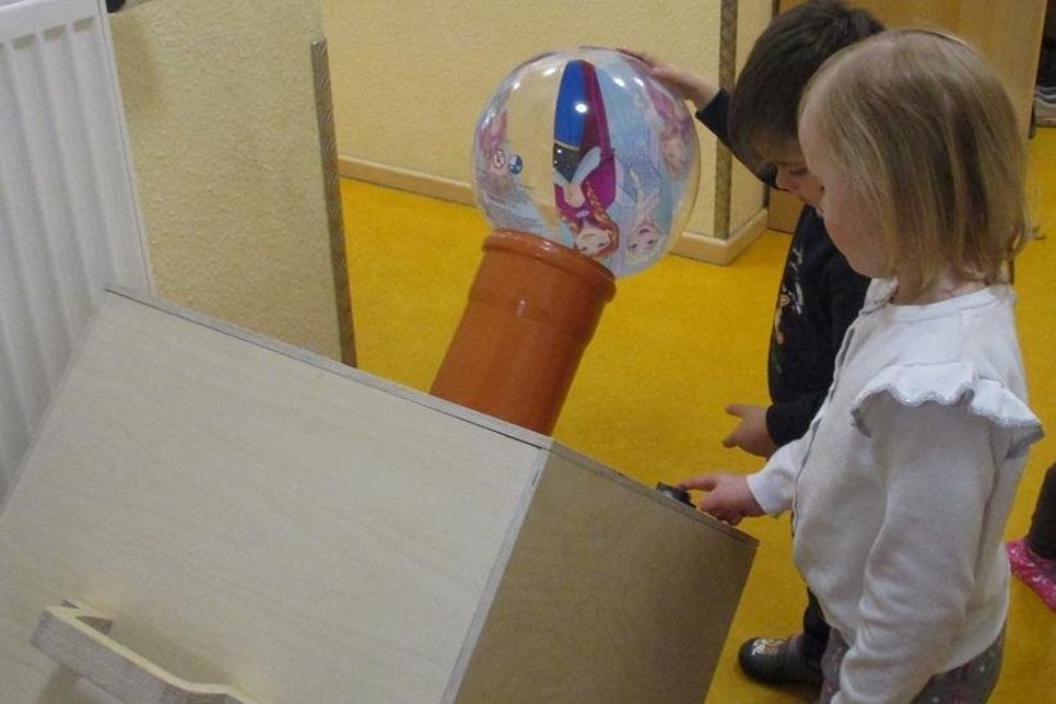 Die Kinder experimentieren zum Thema Luft und Luftdruck.