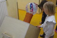 Die Kinder experimentieren zum Thema Luft und Luftdruck.