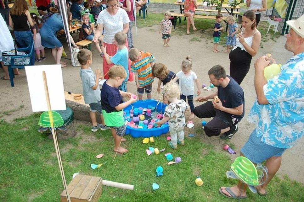 Die Kinder und Eltern verbrachten einen bunten Nachmittag mit verschiedenen Spielangeboten.