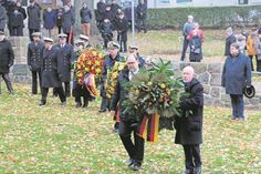 Kranzniederlegung am Volkstrauertag mit Bürgermeister Mirko Spieckermann, Bürgervorsteher Sönke Sela und Abordnungen zahlreicher Ortsverbände.