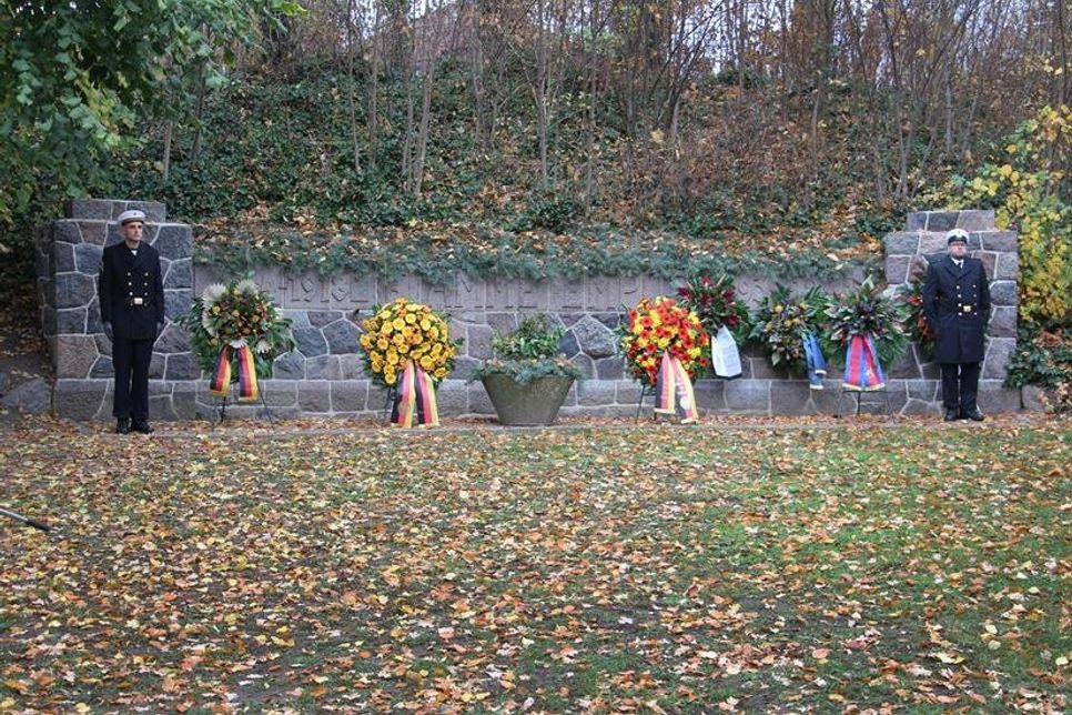 Das Ehrenmal zwischen der Straße „Am Heisterbusch“ und dem Jungfernstieg.