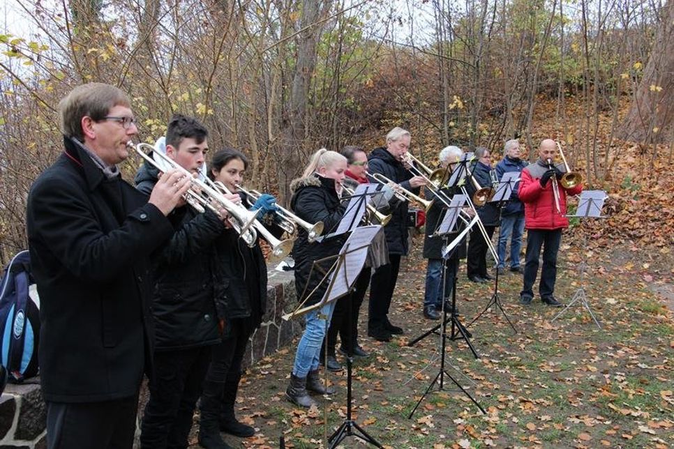 Bläser der Evangelischen Kirchengemeinde spielten „Friede mit euch“ und „Ach, arme Welt“.