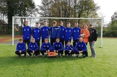 Lensahn. Die B II-Jugend des TSV Lensahn/JSG Ostholstein präsentiert sich in neuen Trainingsanzügen der Ergotherapiepraxis Ergo-Vital aus Heiligenhafen. Die Fußballer bedankten sich bei der Inhaberin Mareile Koops für die erneute Unterstützung mit einem kleinen Präsent und einem 6:1 Sieg gegen Pönitz sowie der damit verbundenen Tabellenführung in der Kreisliga. (red)