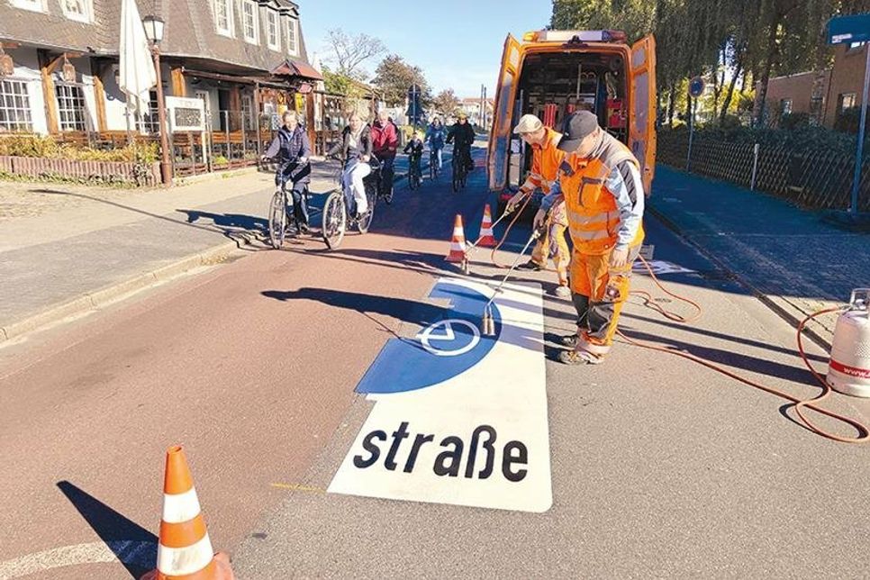 In der vergangenen Woche haben Mitarbeiter der Firma „K &amp;amp; T Verkehrsleitung“ die übergroßen Piktogramme auf die Fahrradstraße eingebrannt.