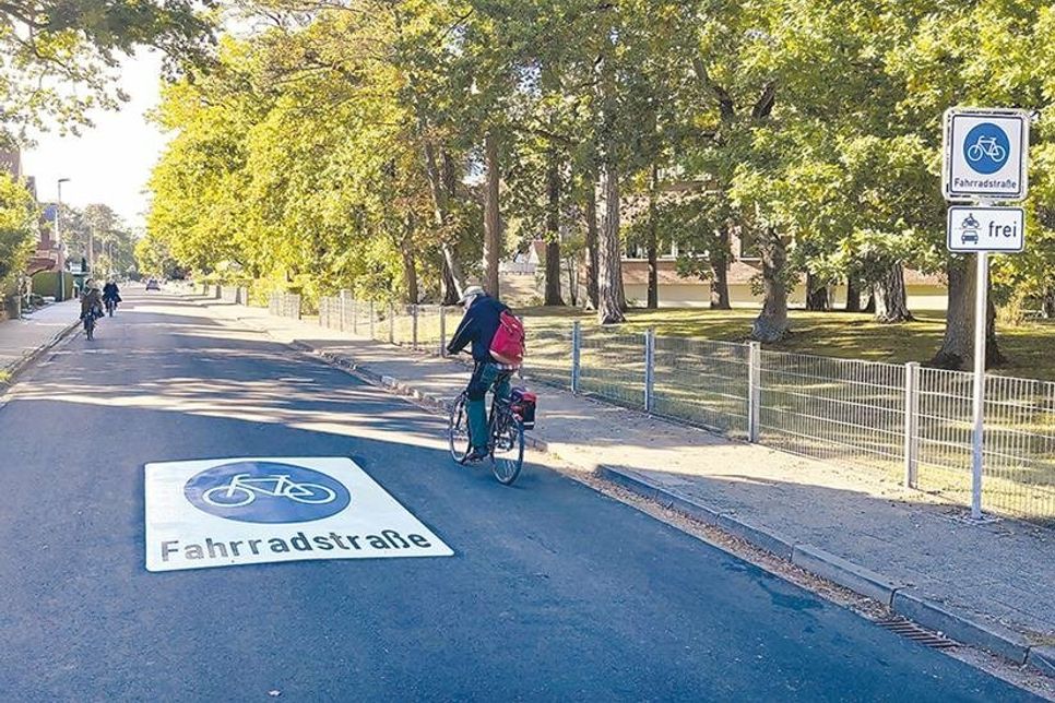 Professionelle „Fahrradstraße“-Piktogramme ersetzen auf der Strandstraße die vorherigen, provisorischen Markierungen, die inzwischen verblasst sind.