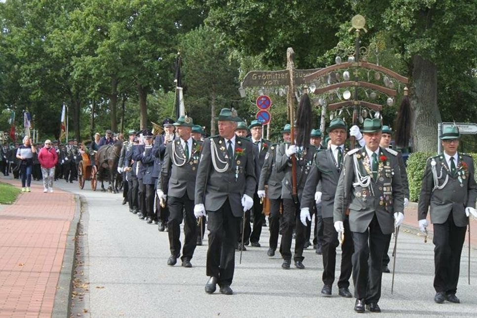 Der traditionelle Festumzug durch den Ort endet mit dem Einmarsch in die Gildehalle.