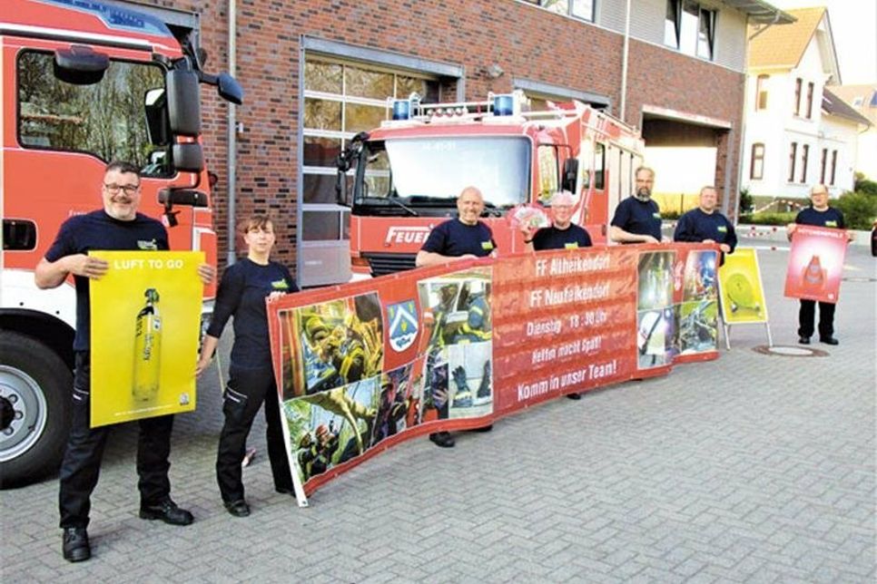 Werbebanner und große Stellschilder der beiden Ortswehren.
