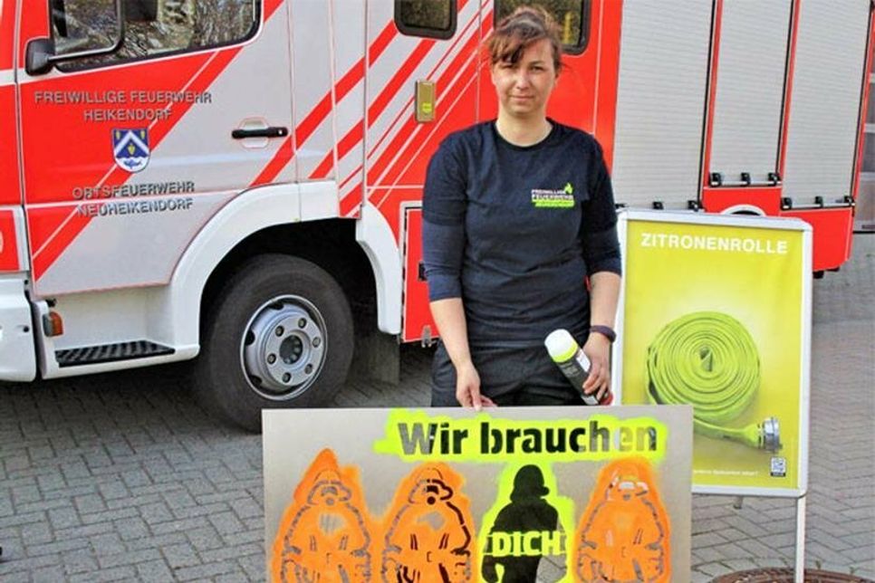 Löschmeisterin Marcia Talleur präsentiert das Logo.