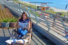 Svenja Lenz vom TSF schmökert auf der Dachterrasse des FehMare in der neuen Ausgabe für 2017