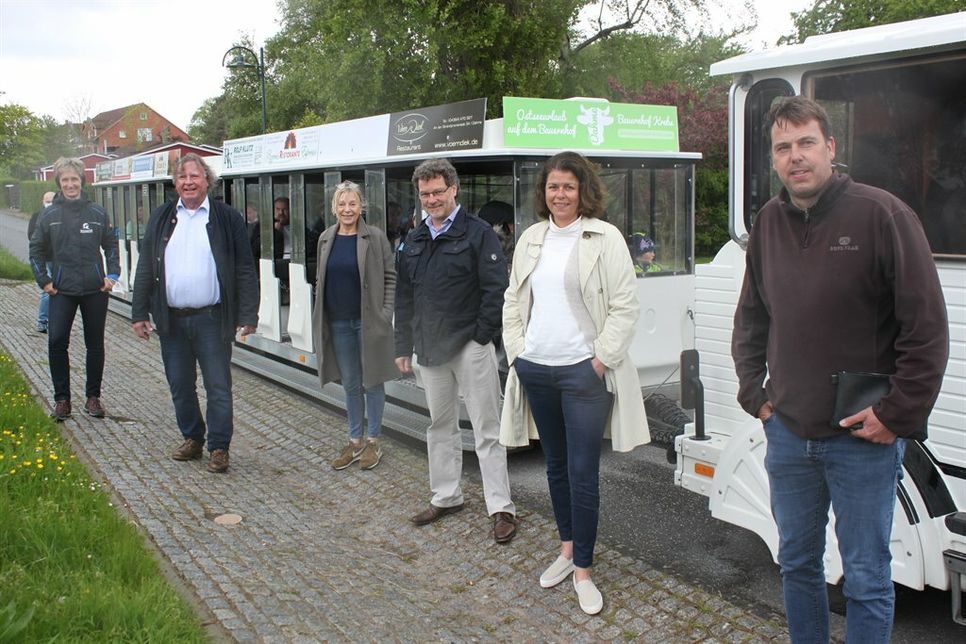 Allzeit gute Fahrt wünschten Ulrike Dallmann (Dahme), Dieter Knoll (Dahme), Elgin Zühlke (Grube), Raymond Kiesby (Kellenhusen) und Nicole Kohlert (Kellenhusen) dem Busunternehmer Michael Handschug (v. lks.).