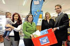 Jan Clauß übergibt die Medienboxen an Beatrice Walker und Anette Popall. (Links Neubürgerin Marie Farah aus Syrien mit ihrer Tochter Nour)  Text/Foto: Eknad