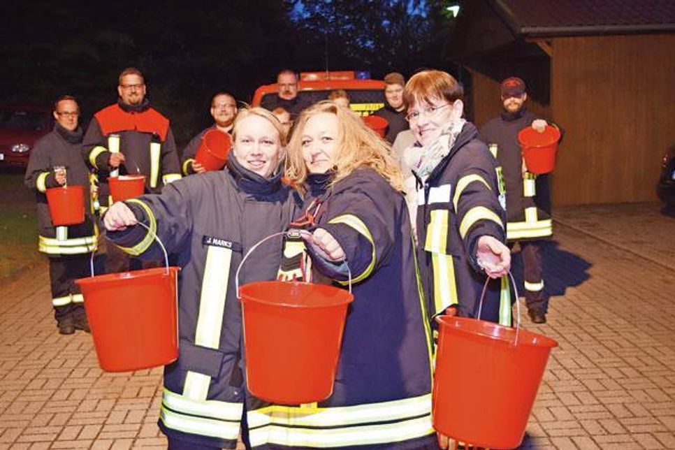 „Löscheimer“ verteilte die Zarnekauer Feuerwehr, in der Janina Marks, Nicole Plath und Melanie Paul (vorne, von links) zu den Aktiven zählen.