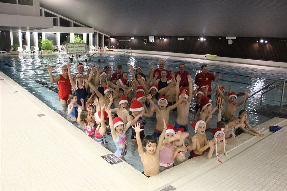 Die Schwimmschüler und ihre Ausbilder der Anfängerkurse beim Abschlussschwimmen kurz vor den Weihnachtsferien.