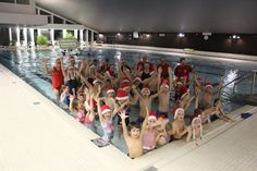 Die Schwimmschüler und ihre Ausbilder der Anfängerkurse beim Abschlussschwimmen kurz vor den Weihnachtsferien.