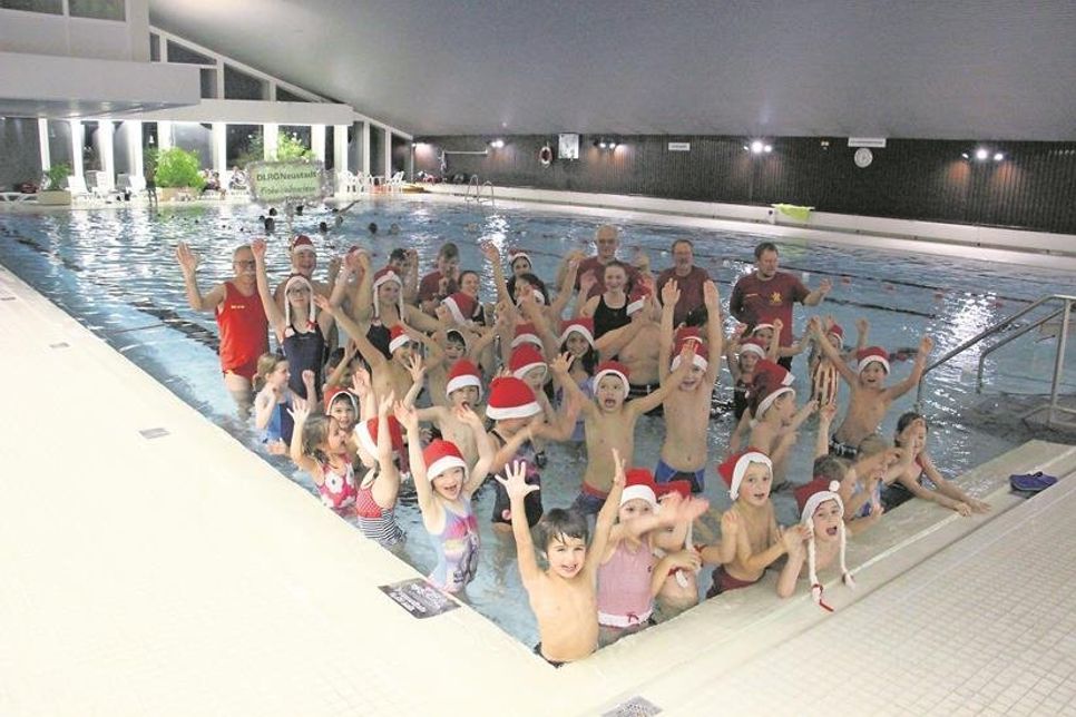Die Schwimmschüler und ihre Ausbilder der Anfängerkurse beim Abschlussschwimmen kurz vor den Weihnachtsferien.