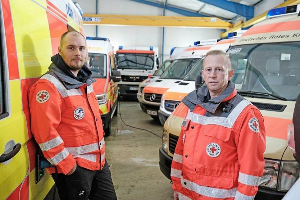 DRK-Bereitschaftsleiter Oliver Poppe (r.) und Janis Huth, stellvertretender Leiter der First-Responder-Gruppe, wurde ihre Unterkunft in der Feldstraße in Oldenburg gekündigt.