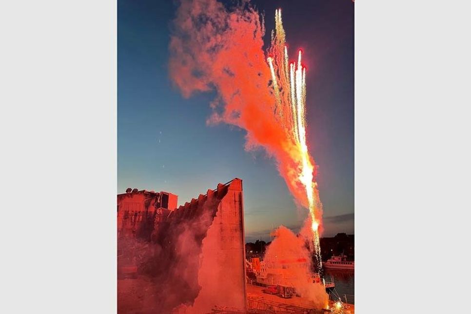Feuerwerk über der Hafenwestseite.