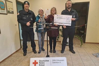 Übergabe der Spende: stellvertretender Kreisbereitschaftsleiter und Leiter der Drohnengruppe Christian Krüger, Schatzmeisterin DRK Ortsverein Dahme Helma Gonzales, Vorsitzende DRK Ortsverein Dahme Michaela Howitt und Kreisbereitschaftsleiter Robin Cyriacks (v. lks.).