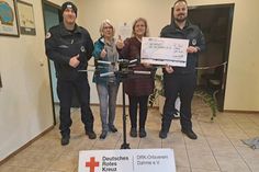 Übergabe der Spende: stellvertretender Kreisbereitschaftsleiter und Leiter der Drohnengruppe Christian Krüger, Schatzmeisterin DRK Ortsverein Dahme Helma Gonzales, Vorsitzende DRK Ortsverein Dahme Michaela Howitt und Kreisbereitschaftsleiter Robin Cyriacks (v. lks.).