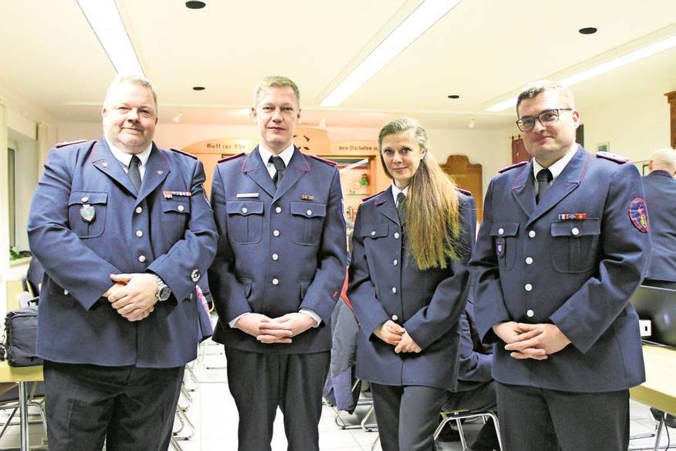 Ortswehrführer Frank Kuntz mit den Beförderten Stefan Einbock, Daniela Seichter und Kai Gnepper (v. lks.).