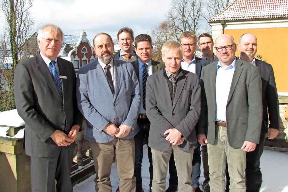 Landrat Reinhard Sager, Lutz Schlünzen, Friedrich von Ludowig, Heinrich Mougin, Jens Alpers, Fachbereichsleiter Nils Hollerbach, Klaus Pritschau, Holger Schädlich und Fachdienstleiter Joachim Siebrecht (v. lks.).