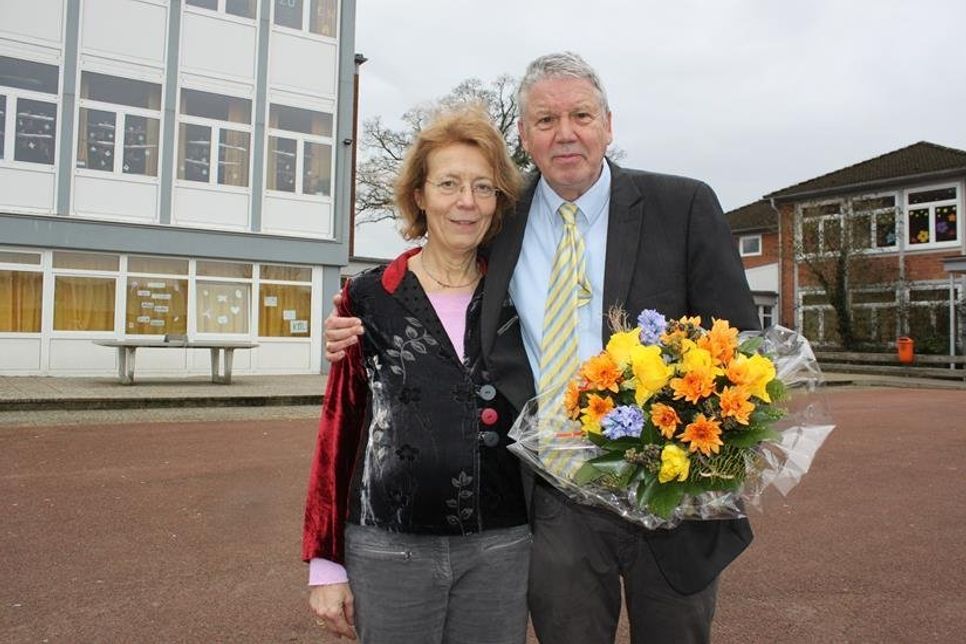 Ein letztes Mal auf dem Schulhof: Bernd Ziemens mit Ehefrau Amélie Fellgiebel.