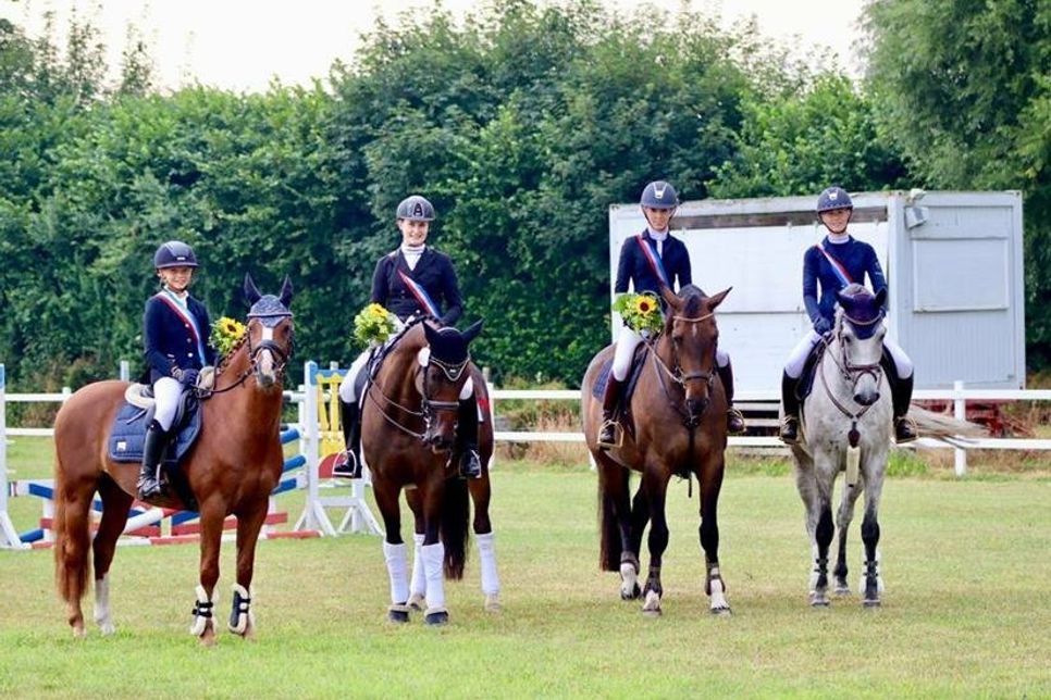 Greta Wroblewski, Zara-Adina von Zitzewitz, Katharina Adam, Theresa Lamp (v. lks.).