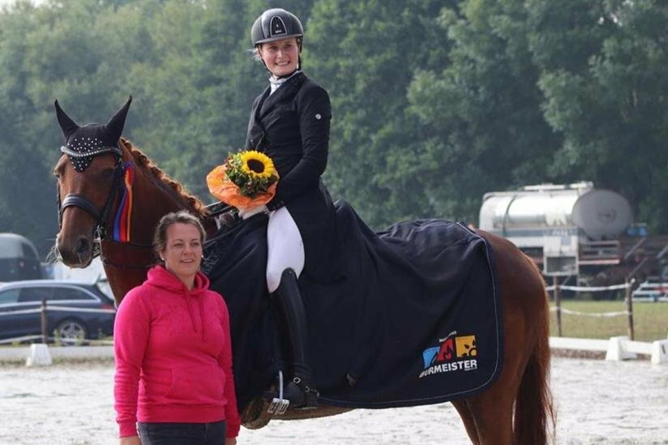 Zara-Adina von Zitzewitz mit Sponsor Jaqueline Burmeister.