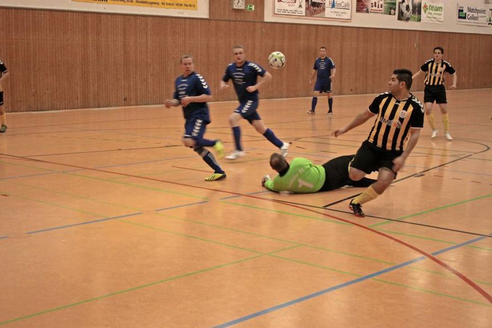 Halbfinale: Nur Knapp unterlag der Griebeler SV (blaue Trikots) dem späteren Turniersieger TSV Neustadt.