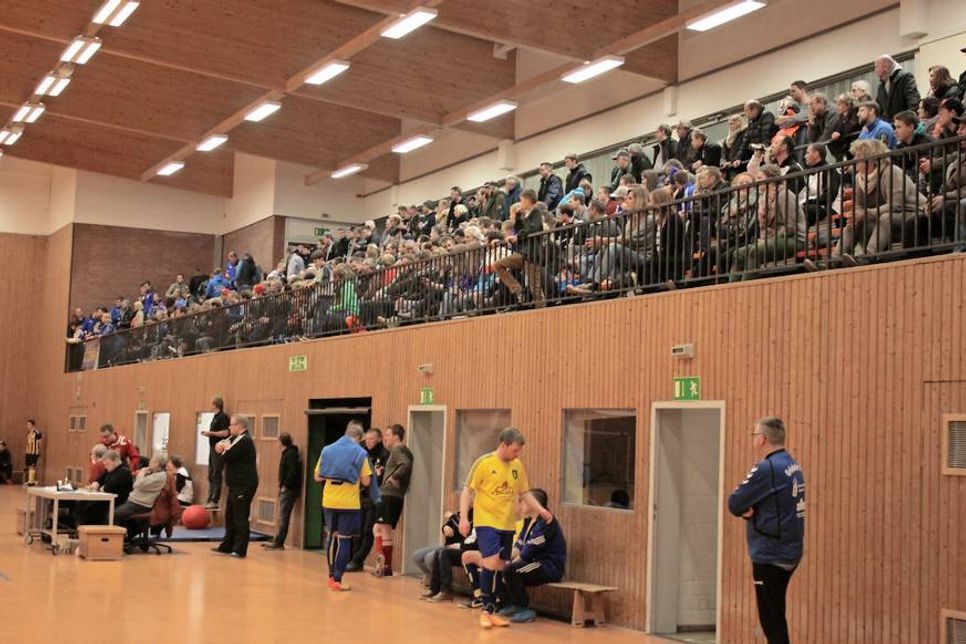 Über 400 Fans sorgten für ausgelassene Stimmung in der Gogenkrog-Halle.