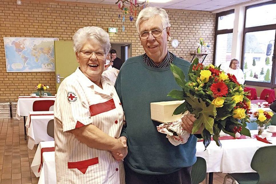 Hannelore Paschke, 1. Vorsitzende des DRK-Ortsvereins Pansdorf, bedankt sich bei Spendejubilar Rüdiger Piper.