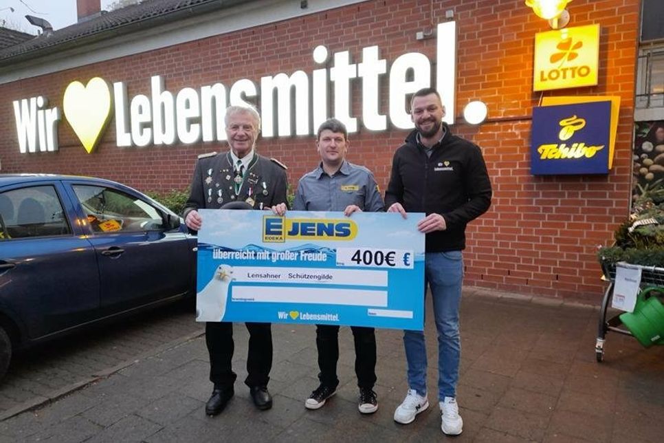 Geschäftsführer Swen Rathjens, Marktleiter Eugen König, 1. Ältermann der Lensahner Schützengilde Helmut Groß (v. re.).