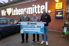 Geschäftsführer Swen Rathjens, Marktleiter Eugen König, 1. Ältermann der Lensahner Schützengilde Helmut Groß (v. re.).