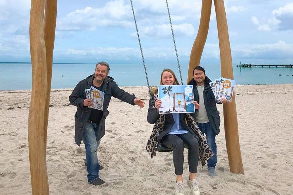 Ralf Suhr (Werbewerkstadt), Jacqueline Felsmann und Thuan Nguyen (beides Tourismus-Service Grömitz) freuen sich über die neue Ausgabe des IN Magazins 2020.