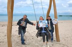 Ralf Suhr (Werbewerkstadt), Jacqueline Felsmann und Thuan Nguyen (beides Tourismus-Service Grömitz) freuen sich über die neue Ausgabe des IN Magazins 2020.