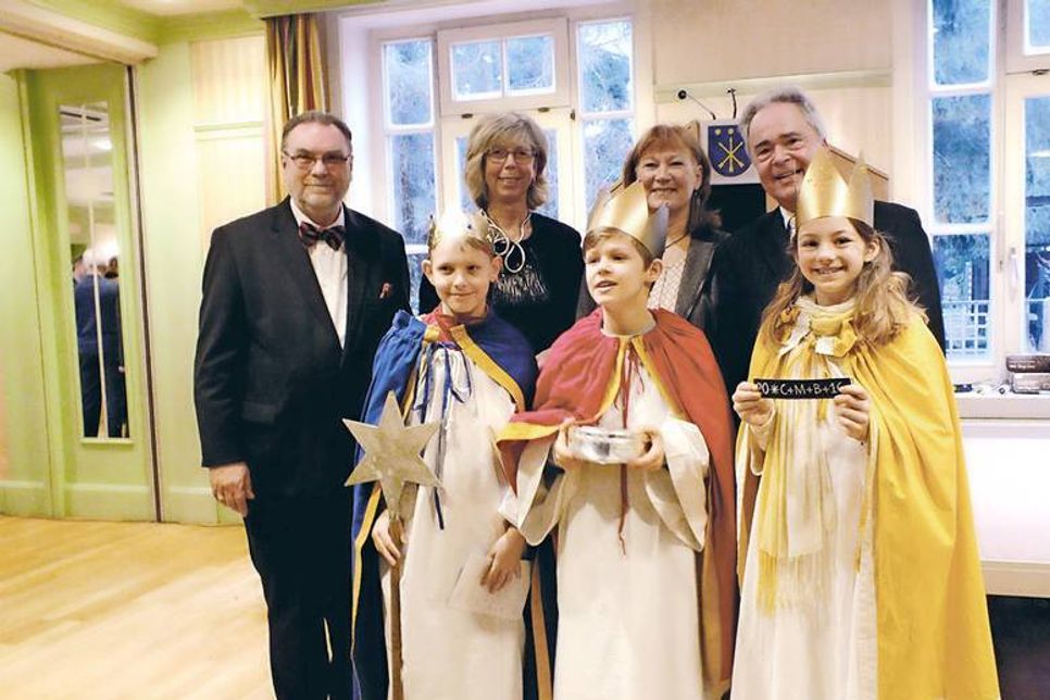 Stockelsdorfs Bürgervorsteher Harald Werner (v.l.), Bürgermeisterin Brigitte Rahlf-Behrmann, Susanne Scheel und Thomas Jeschull von der IGSU mit den Sternsingern Kevin, Luis und Elisabeth von der St. Bonifatius-Gemeinde.
