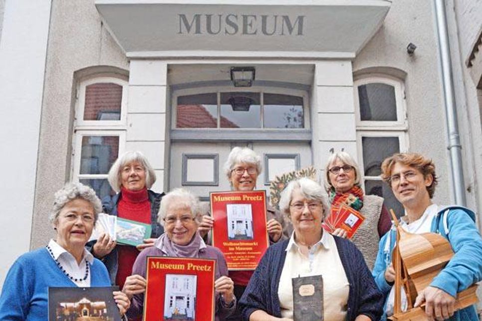 „Lebender Weihnachtsmarkt“ im Museum Preetz: Am ersten Adventswochenende lassen 15 Kunsthandwerker alte Techniken lebendig werden und begeistern Groß und Klein mit ihrem Handwerk.